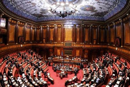 Un governo isolato dai partiti