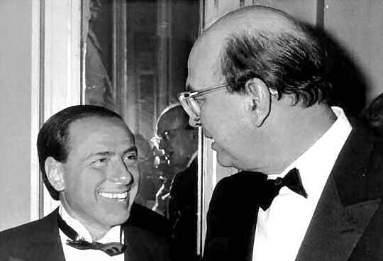 Nostalgia del Craxi di SIgonella 1984: Silvio Berlusconi sorridente saluta il premier Bettino Craxi