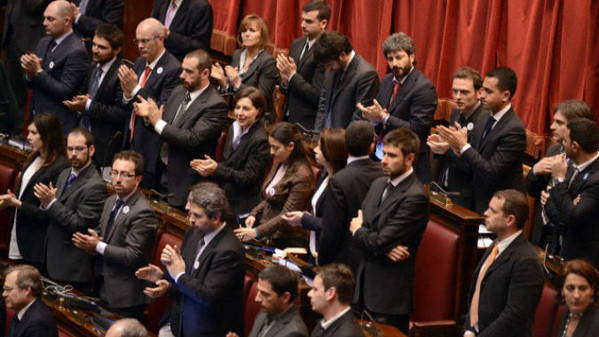 Miracolo della stampa italiana! Adesso chi spreca denaro pubblico é il M5S! I deputati Cinque Stelle alla Camera