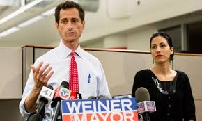 Weiner perde il pelo, ma non il vizio e New York boccia la sua candidatura Anthony Weiner e sua moglie Huma Abedin
