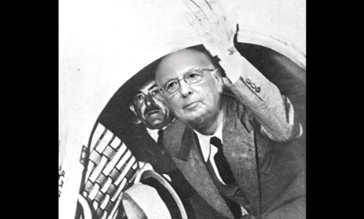Grillo chiede a Napolitano di mettersi da parte Nel foto montaggio, Giorgio Napolitano-Umberto di Savoia che sale sull'aereo dopo aver lasciato il trono