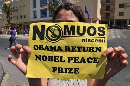 Sicilia messa in Crocetta, Obama salvaci tu! Un volantino della protesta contro il Muos e contro Obama