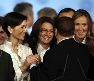 Il padre-padrone ostaggio delle amazzoni Silvio Berlusconi saluta le sue ex ministre Mara Carfagna, Mariastella Gelmini e Stefania Prestigiacomo