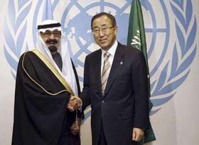 ONU: L’Arabia Saudita investirà 100 milioni contro il terrorismo Nella foto d'archivio il re saudita Abdullah bin Abdulaziz Al Saud con il Segretario Generale dell'ONU Ban Ki-moo