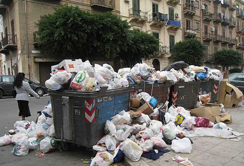Palermo capitale della cultura o del degrado, della munnizza e della disoccupazione? L'immondizia in una strada di Palermo