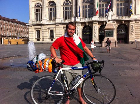 Lo Stivale dai mille accenti uniti dalla rabbia contro la corruzione Igor D'India a Piazza Castello, Torino, il giorno dopo il suo arrivo, il 21 Agosto 2011