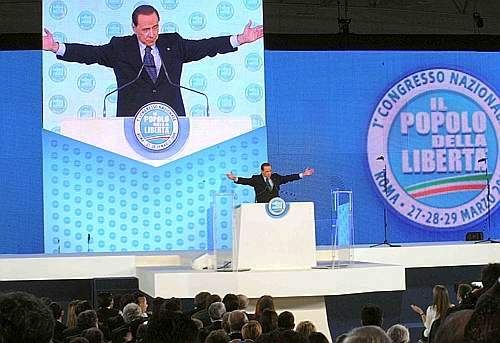 Cedant arma togae! Silvio Berlusconi acclamato dal suo partito durante il primo congresso del PDL