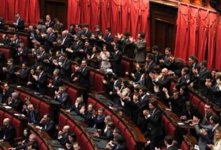 Confronto tra l'anima "aperturista" e quella "integralista" del M5S in Nord America Una immagine dei parlamentari di MSS nei banchi del Parlamento