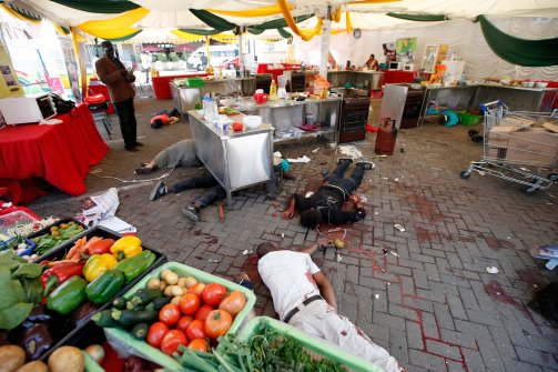 Terrore in Kenya: Al Shabab ferita e quindi più pericolosa Una immagine della stragecompiuta dai guerriglieri islamisti somali di Al Shabab in un mall di Nairobi, Kenya