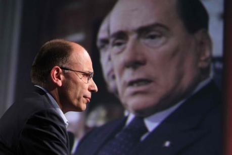 Berlusconi fa dimettere i suoi ministri, è crisi di governo ma Letta replica: "In Parlamento, alla luce del sole" Il premier Enrico Letta e sullo sfondo il leader del PDL Silvio Berlusconi