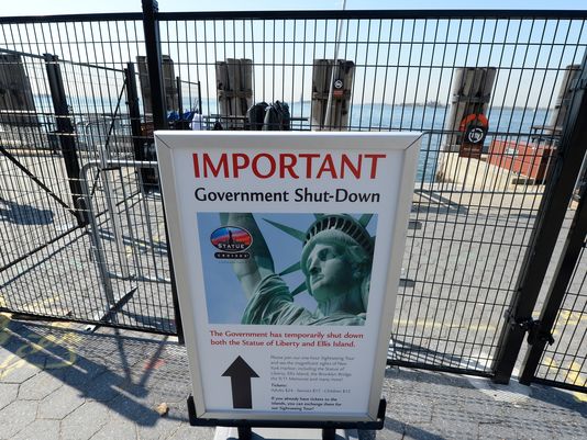 E lo shutdown fa chiudere anche Lady Liberty Oggi i traghetti per la Statua della Libertà sono rimasti a terra a causa della chiusura dell'isola