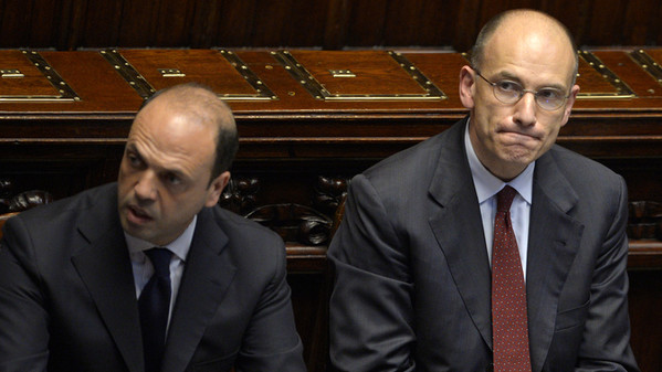 Fiducia al Senato per Letta: "Saper cogliere l'attimo" Il premier Enrico Letta (a destra) con accanto il vice Angelino Alfano