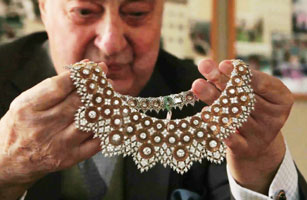 La gioielleria italiana celebrata in un documentario GIanmaria Buccellati con una delle creazioni della sua casa