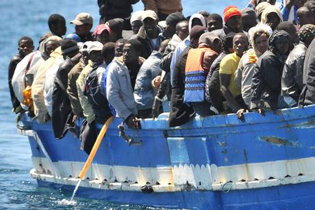 Lampedusa, i migranti e certi affari che non convincono