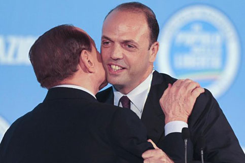 La pugnalata dell'Angelino In una foto di non tanto tempo fa, Silvio Berlusconi abbraccia Angelino Alfano