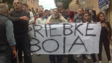 Quell'affronto alle vittime del nazismo in Italia Una immagine delle proteste contro i funerali di Erik Priebke