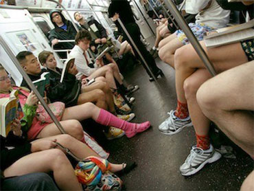 In mutande nella subway di New York per il no pants day