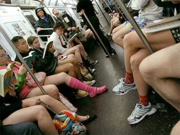Con addosso tutto e niente In mutande nella subway di New York per il no pants day
