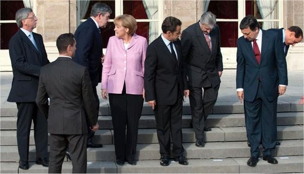 L’opprimente tutela europea e la crisi dell'Italia Un vertice di leader europei di qualche anno fa: al centro resta sempre la cancelliera tedesca Angela Merkel, dietro a destra si nota l'allora premier italiano Silvio Berlusconi