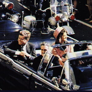 22 Novembre 1963: Il Presidente John F. Kennedy con la moglie Jacqueline a Dallas pochi istanti prima di essere colpito a morte