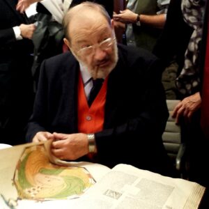 All'innaugurazione del bookstore c'era anche Umberto Eco, affascinato dagli antichi testi di astronomia della libreria
