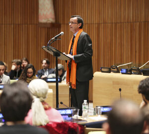 L'ambasciatore Sebastiano Cardi pronuncia il discorso prima dello spettacolo "Ferite a morte" di Serena Dandini messo in scena lunedi all'ONU in occasione della giornata mondiale contro la violenza sulle donne (Foto UN Ryan Brown)