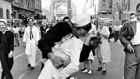 Siamo in guerra, facciamo l'amore 1945: Il famoso bacio a Times Square tra un marinaio e un'infermiera alla fine della guerra