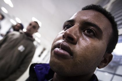 Business e vergogne dell'"emergenza" immigrazione La protesta di un immigrato con la bocca cucita
