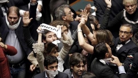 Grillo è un utile idiota? I disordini in Parlamento con i deputati del Movimento Cinque Stelle