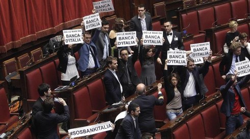 I salami della Repubblica I deputati Cinquestelle durante la protesta alla Camera