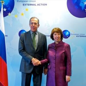 Il ministro degli Esteri russo Sergei Lavrov con l'Alta rappresentante dell'UE per gli affari esteri e la sicurezza Catherine Ashton