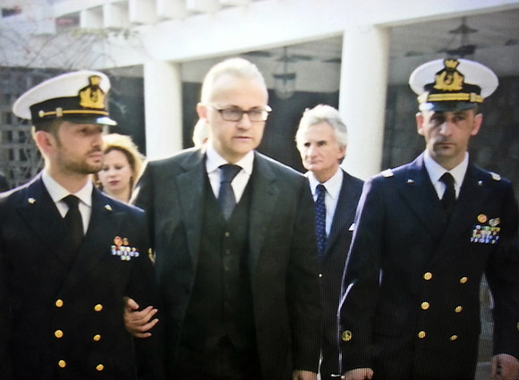 Caso Marò, parla il ministro della Difesa Mauro: "Il nuovo governo resti determinato" Il ministro della Difesa Mario Mauro con i marò sotto processo in India Massimiliano Latorre e Salvatore Girone