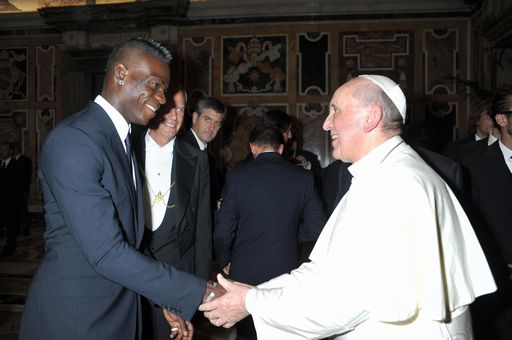 Tyson, Papa Francesco e il fuori gioco di Balotelli Mario Balotelli con Papa Francesco