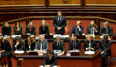 Renzi: Non ho l'età ma vi chiedo la fiducia
