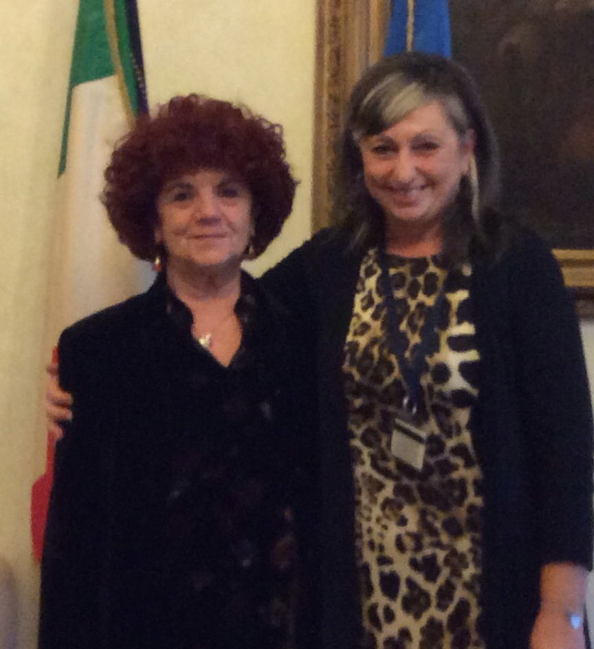 Antonella Gramigna con la senatrice Valeria Fedeli