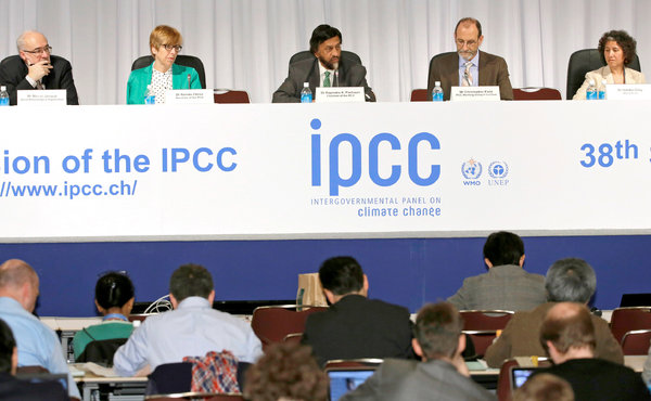 Rajendra K. Pachauri, (al centro) Direttore dell' Intergovernmental Panel on Climate Change, interviene durante la conferenza stampa odierna a Tokyo. Foto: Shizuo Kambayashi/Associated Press