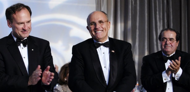 L'ex sindaco di New York Rudolph Giuliani tra i giudici della Corte Suprema Samuel Alito e Antonin Scalia