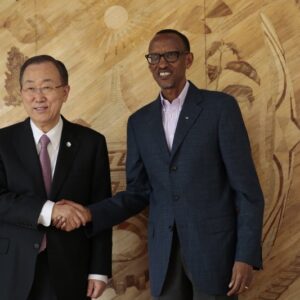 Il Segretario Generale dell'ONU Ban Ki-moon con il Presidente del Ruanda Paul Kagame a Kigali (Foto UN/Evan Schneider)