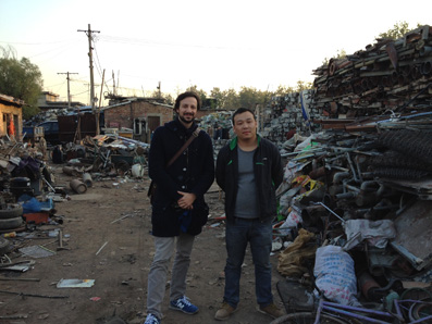 Carlo Ferri con un lavoratore migrante in un magazzino di rifiuti. Foto di Tao Dongyan