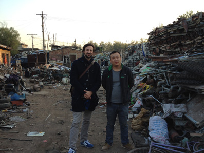 Cina: culla e tomba della spazzatura elettronica Carlo Ferri con un lavoratore migrante in un magazzino di rifiuti. Foto di Tao Dongyan