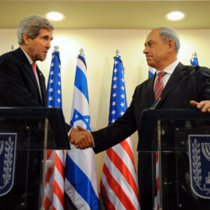 Il Segretario di Stato John Kerry e il Premier israeliano Benjamin Netanyahu a Gerusalemme il 5 Dicembre, 2013 (Foto Dipartimento di Stato)