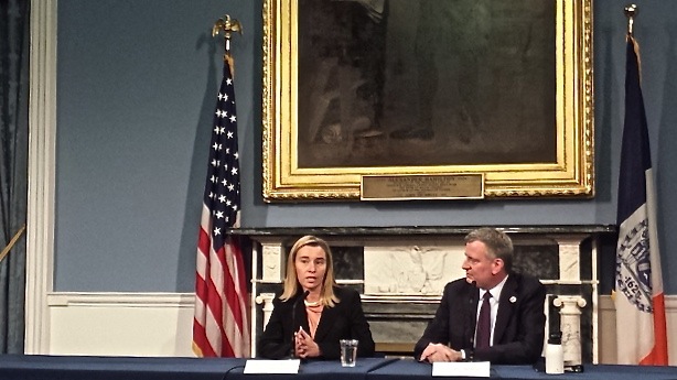 De Blasio e Mogherini: passione per l'Italia (super partes) e una visione condivisa
