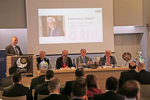ILICA: business e giovani talenti dall'America all'Italia Sul podio Giulio Libutti e, da sinistra, Lorenzo Del Boca, Pino Aprile, Stefano Zappalà e Francesco Gianni