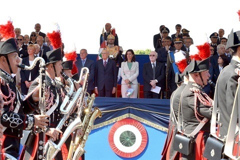 L’importanza di spiegare la Festa della Repubblica nelle classi d’italiano Il Presidente della Repubblica Giorgio Napolitano con i presidenti di Camera e Senato Laura Boldrini e Pietro Grasso alla parata del 2 giugno