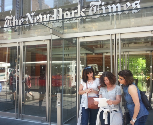 L’Italia chiamò…e qualcuno trovò il tesoro Alcuni dei partecipanti davanti alla sede del New York Times.