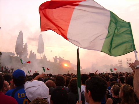 Mentre gli azzurri partono per vincere, in Italia la febbre sale