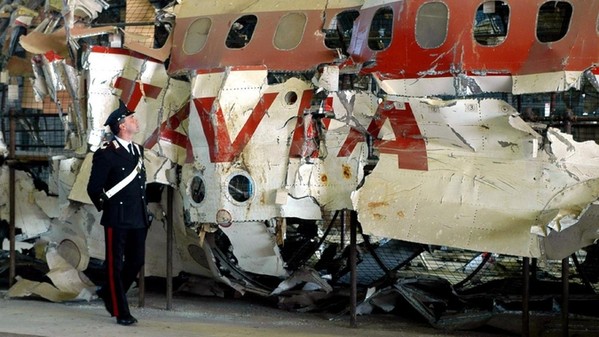 La tragedia di Ustica e i responsabili al di sopra di ogni sospetto La carlinga del DC9 dell'Itavia ricomposta con i rottami dell'aereo recuperati