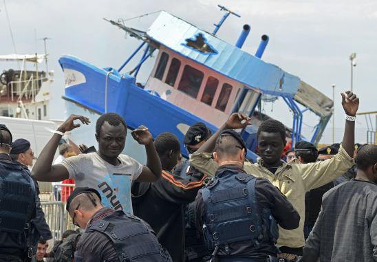 Mare Nostrum? Mentre a Pozzallo continuano gli sbarchi di disperati, a Roma si abbaia all'Europa