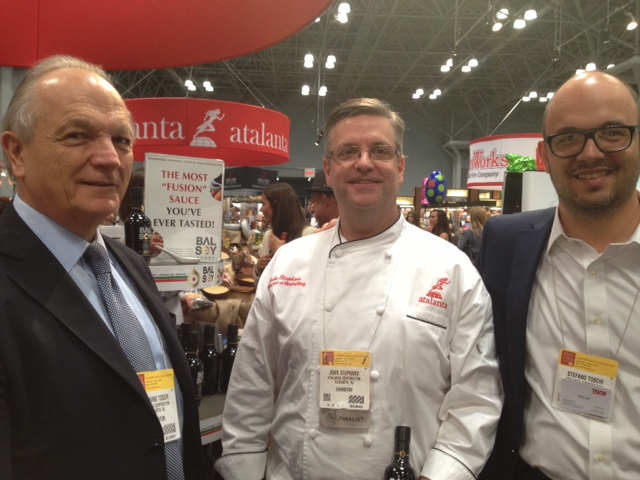 John Stephano e Stefano Toschi, davanti allo stand di Toschi Balsoy.