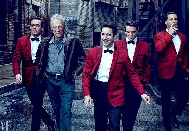 Vincent Piazza è un Jersey Boy, italo-americano al di là degli stereotipi Un'immagine scattata sul set di Jersey Boys con tutti i protagonisti e il regista Clint Eastwood. Vincent Piazza è il secondo da destra. Foto: Annie Leibovitz per Vanity Fair